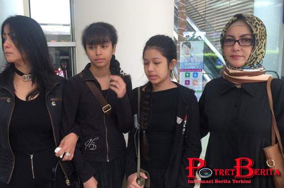 Yana Zein Meninggal Dunia, Bagaimana Nasib 2 Putrinya?