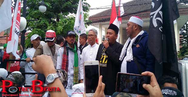 Potret Berita - Buni Yani mengapresiasi dukungan yang diberikan massa dalam sidang perdananya di Pengadilan Negeri (PN) Bandung. Massa datang ke PN Bandung untuk mengawal proses persidangan.