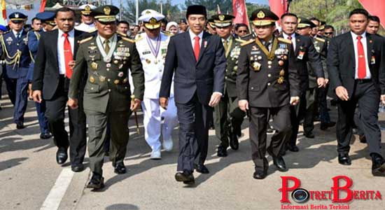 Terjebak Macet, Jokowi Jalan Kaki 3 Km Ke Lokasi Peringatan HUT TNI