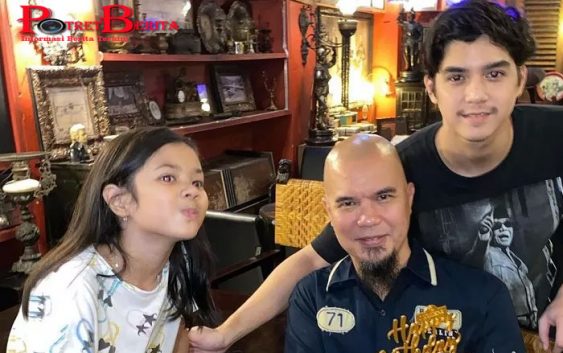 Al Ghazali harus menerima kenyataan pahit ketika kedua orangtuanya, Ahmad Dhani dan Maia Estianty bercerai pada 2008 silam. Dia bahkan mengaku awalnya sulit menerima kehadiran Safeea Ahmad, adiknya dari sang ibu sambung, Mulan Jameela.