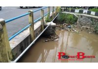 Nekad Bakar Diri Namun Tak Tahan Panasnya Api, Pria Ini Nyebur ke Selokan