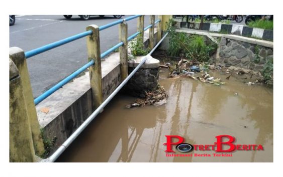 Nekad Bakar Diri Namun Tak Tahan Panasnya Api, Pria Ini Nyebur ke Selokan