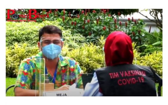 Pakai Brand Lokal, Ini Outfit Raffi Ahmad Saat Vaksin Covid-19 Tahap Kedua