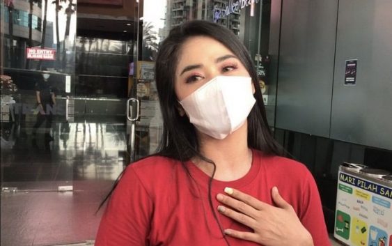 Malas Lapor Polisi, Dewi Perssik Tunggu Maaf Dokter Richard Lee