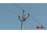 Ngambek Tak Diizinkan Nikah Lagi, Pria Nekat Panjat Tiang Listrik