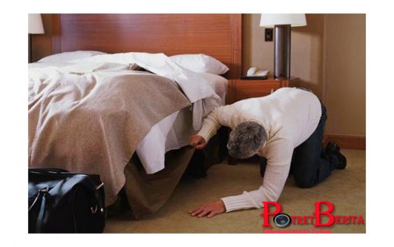 Di Bawah Kamar Tidur Seorang Wanita Temukan Lubang Misterius