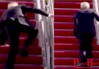 Tersandung Sampai 3 Kali Saat Naik Air Force One, Kondisi Biden Baik-baik Saja