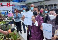 Mengintip Gaya Nyentrik Hotman Paris saat Vaksin Covid-19