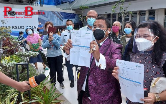 Mengintip Gaya Nyentrik Hotman Paris saat Vaksin Covid-19