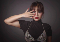 PROTES KEPADA PEMERINTAH KARENA PPKM DIPERPANJANG, DINAR CANDY KENAKAN BIKINI DI JALAN RAYA