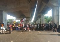 Kemacetan Panjang Terjadi Akibat Unjuk Rasa Mahasiswa di Makassar