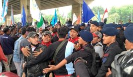 Kericuhan Demo Buruh di Bekasi