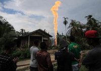 Semburan Api Sumur Minyak Ilegal di Jambi Belum Juga Padam