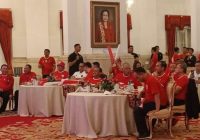 Kompak Pakai Jersey Timnas, Jokowi hingga Panglima Nobar U-23 di Istana