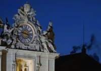 Semua Mata Fokus ke Cerobong Asap Kapel Sistina pada Hari Kedua Pemilihan Paus