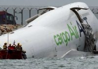 Pesawat Kargo Emirates Tergelincir di Bandara Hong Kong, Dua Petugas Tewas