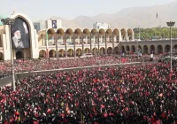 Lautan Massa Sambut Iring-Iringan Jenazah Khamenei Lautan Massa Sambut Iring-Iringan Jenazah Khamenei